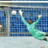 Timothy Fayulu impuissant sur la tête de... Benjamin Kololli pour l'autogoal du 1-0. KEYSTONE/PHILIPP SCHMIDLI